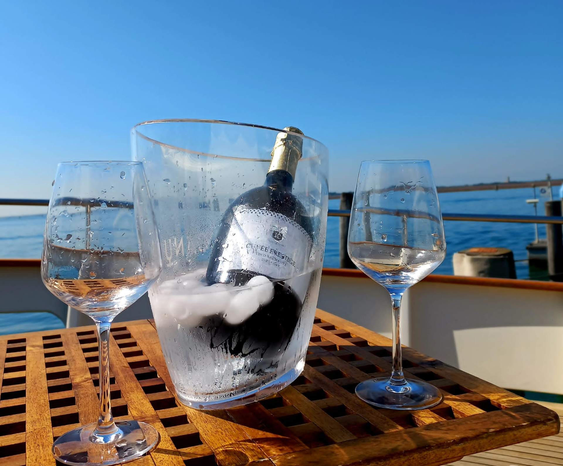 Bottiglia di vino fresco in ghiaccio con calici — selezione Italian Corner